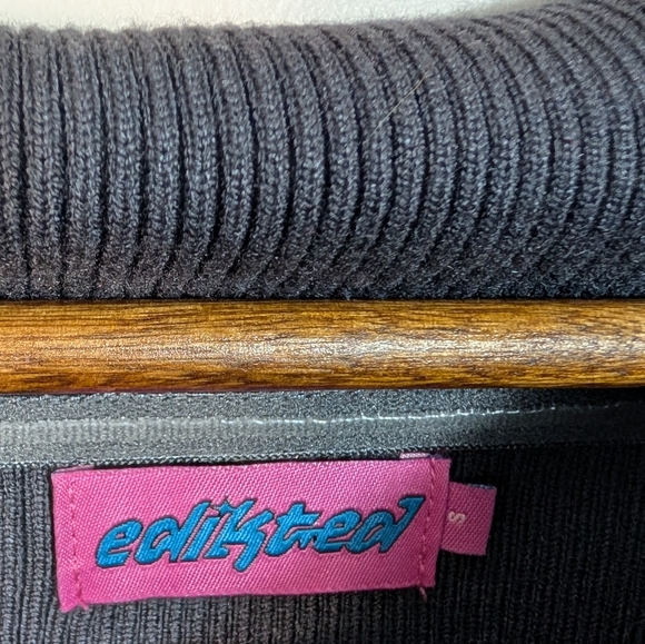 Edikted Dark Gray Ribbed Knit Off The Shoulder Crop Pullover Sweater - Picture 3 of 8